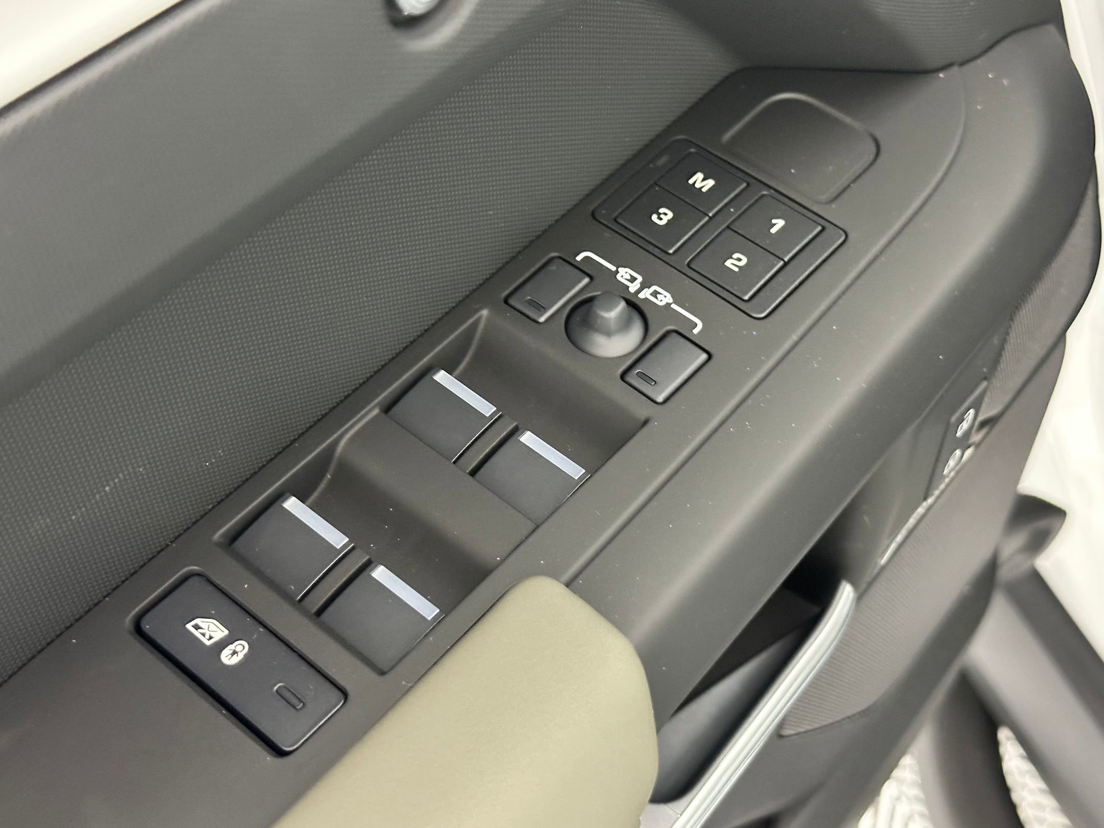 New 2025 Land Rover Defender 110 S image 10