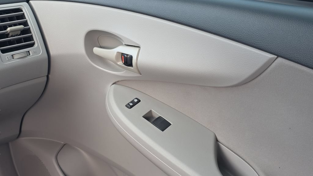 Used 2013 Toyota Corolla L FWD image 13
