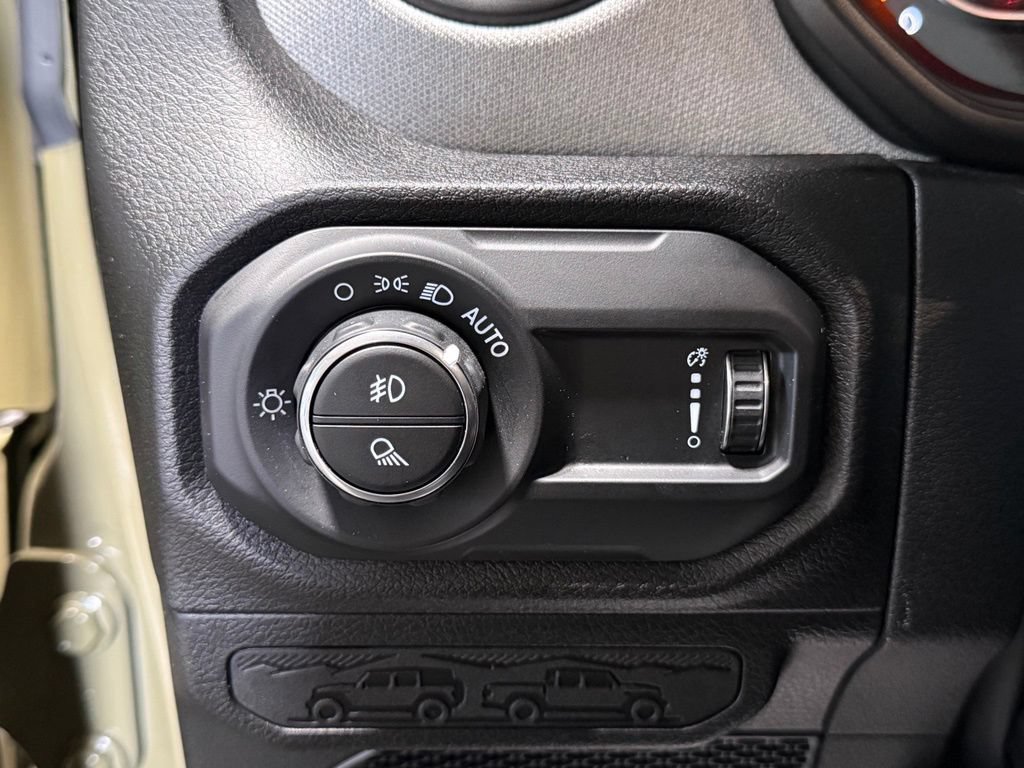 Certified 2025 Jeep Gladiator Sport AWD/4WD image 19