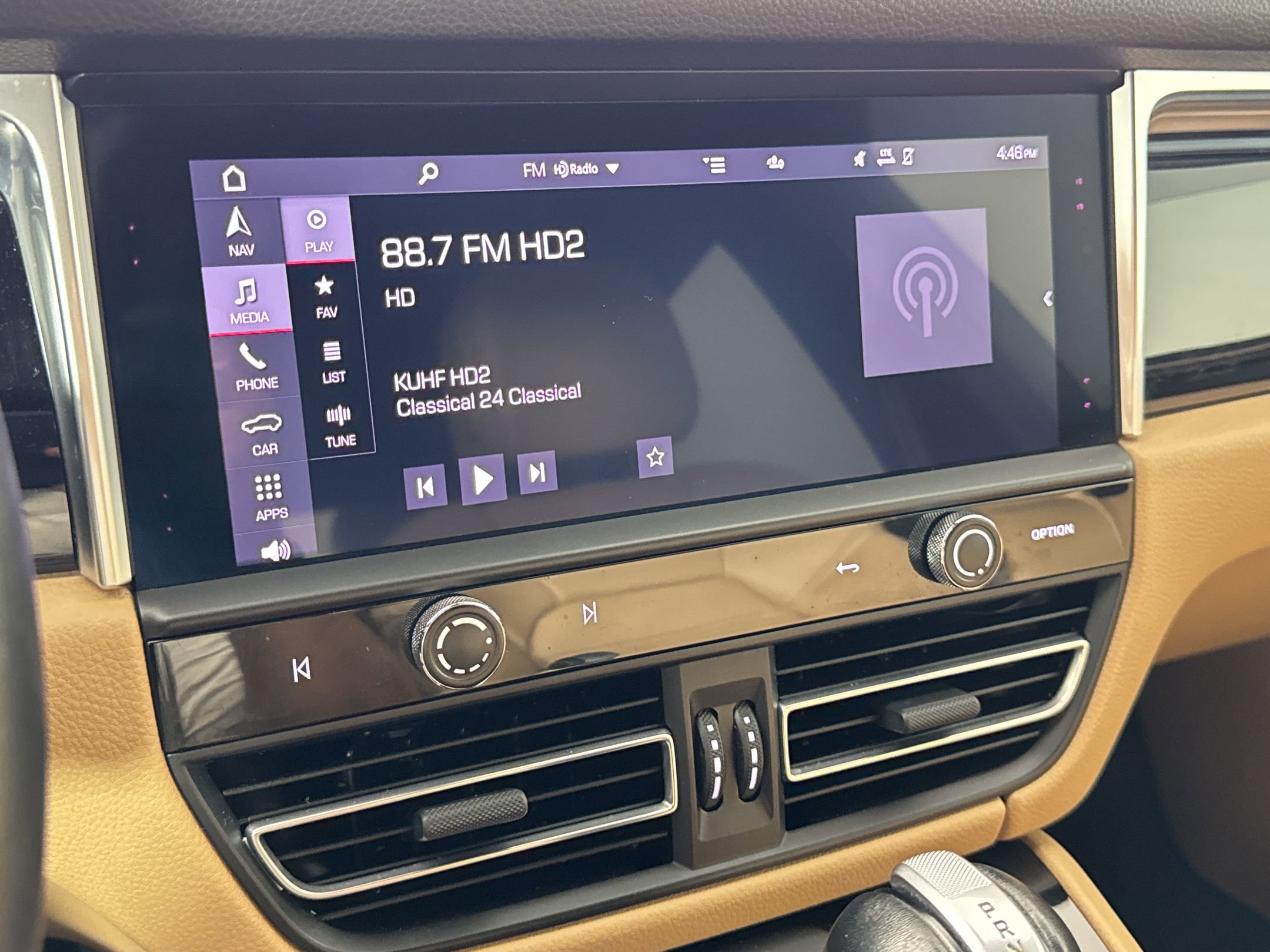 Certified 2022 Porsche Macan AWD/4WD image 23