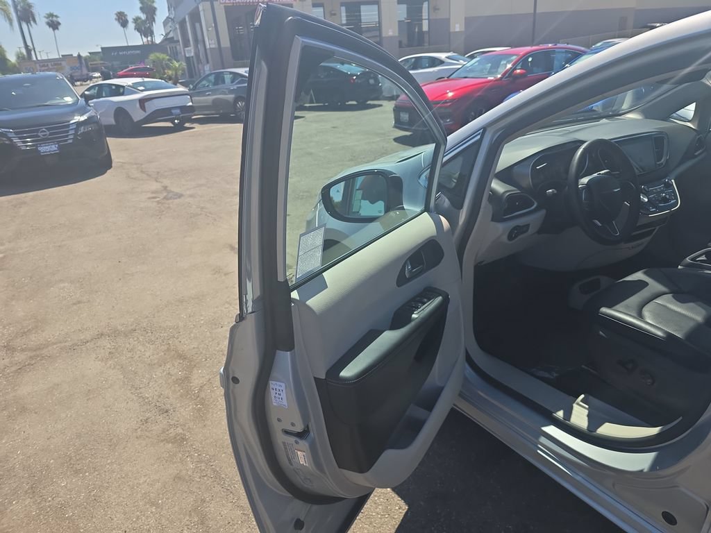 Used 2024 Chrysler Pacifica Touring-L FWD image 10