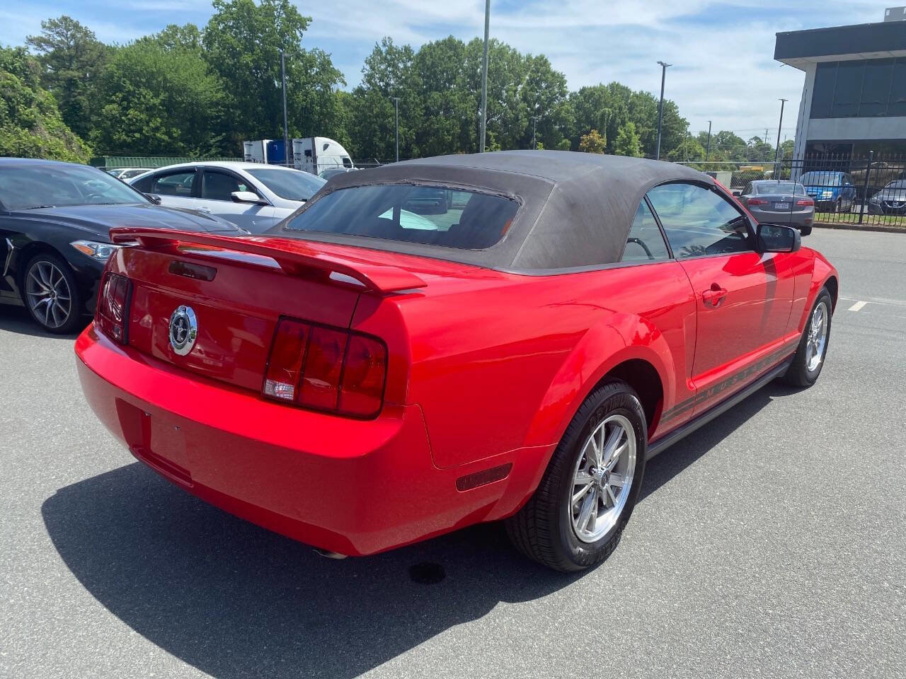 Used 2005 Ford Mustang Convertible RWD image 4