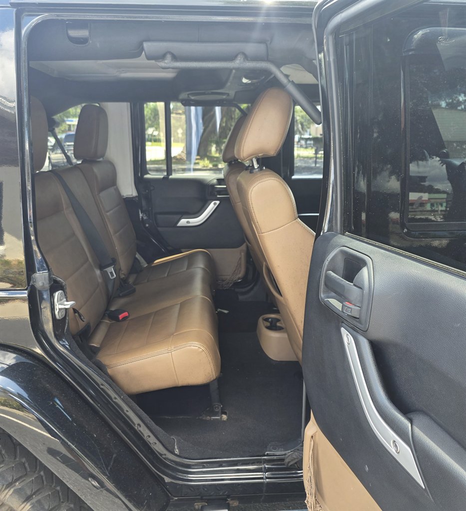 Used 2012 Jeep Wrangler Unlimited Rubicon w/ Connectivity Group AWD/4WD image 28