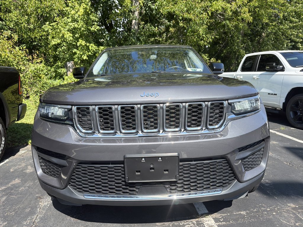 Used 2022 Jeep Grand Cherokee Laredo w/ Luxury Tech Group I AWD/4WD image 2