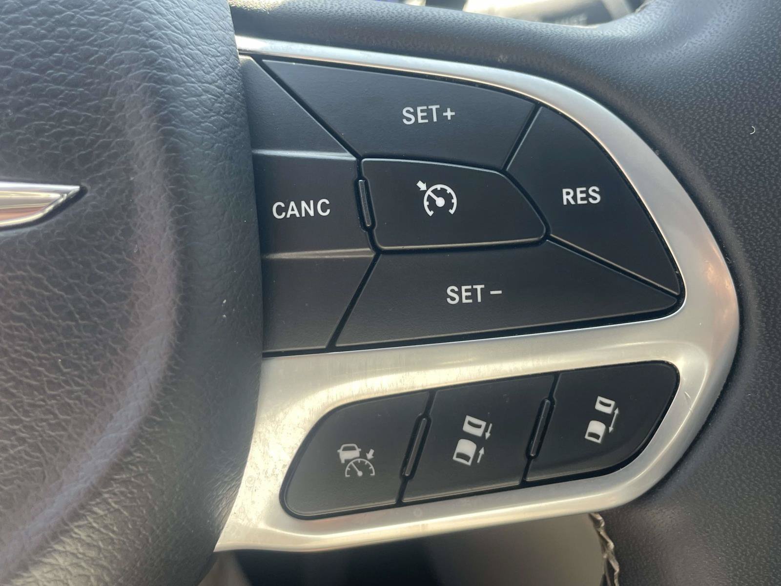 Used 2023 Chrysler Pacifica Touring-L FWD image 20
