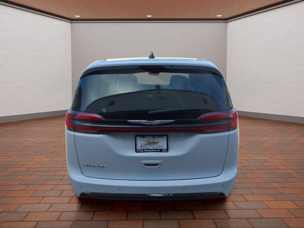 Used 2024 Chrysler Pacifica Touring-L FWD image 6
