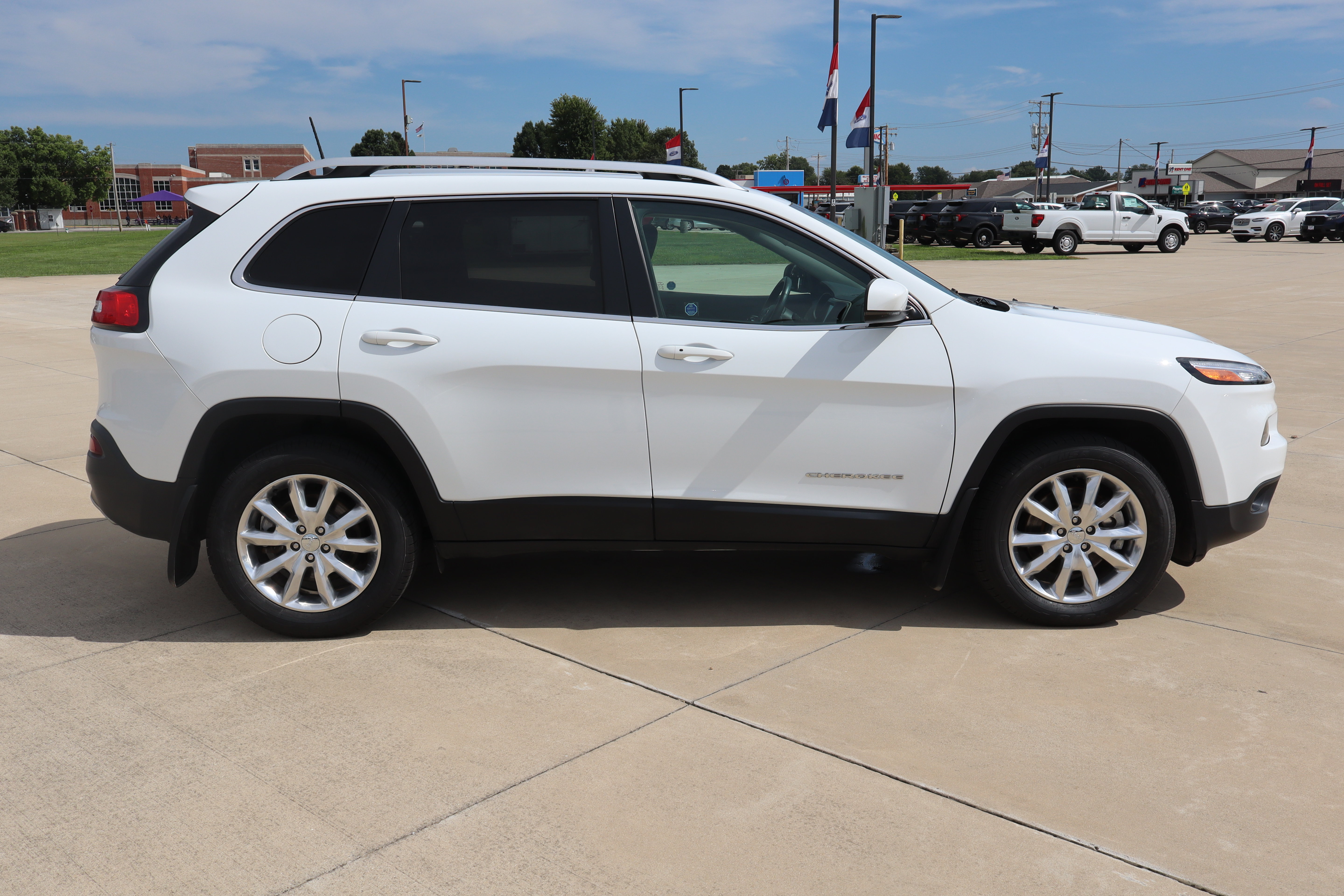 Used 2017 Jeep Cherokee Limited w/ Luxury Group AWD/4WD image 4