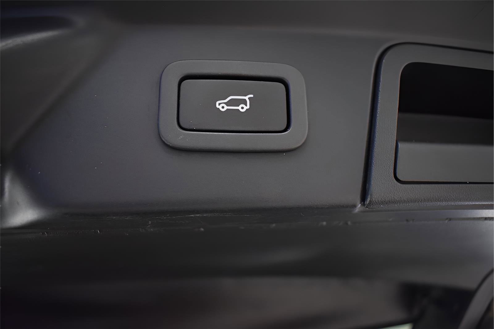 Used 2019 Land Rover Range Rover Velar S AWD/4WD image 17