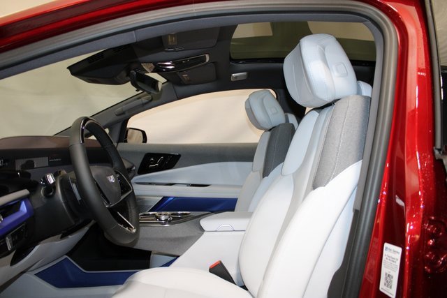 New 2025 Cadillac Optiq Sport 1 w/ LPO, ONYX Package image 7