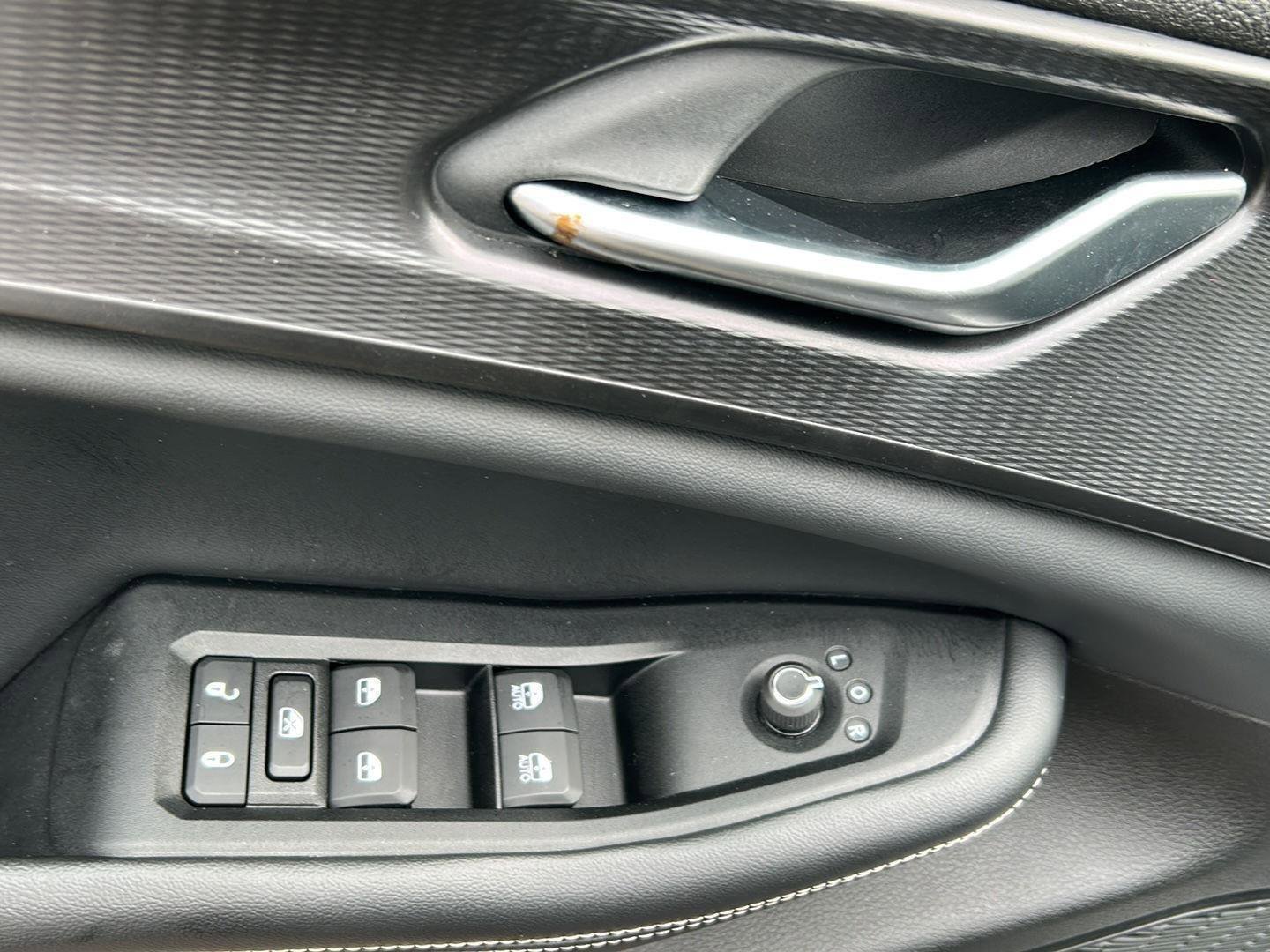 Used 2023 Jeep Grand Cherokee L Laredo image 11