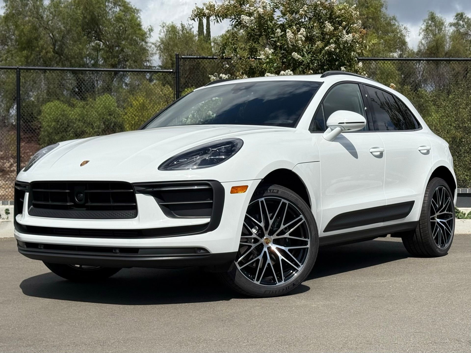 Used 2025 Porsche Macan image 1
