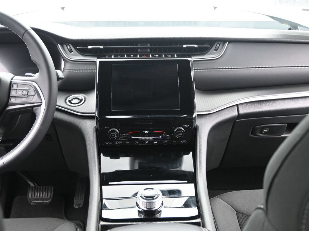 Used 2025 Jeep Grand Cherokee Laredo AWD/4WD image 29