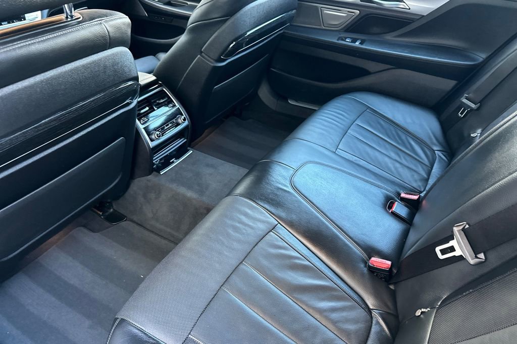 Used 2022 BMW 740i w/ M Sport Package image 12