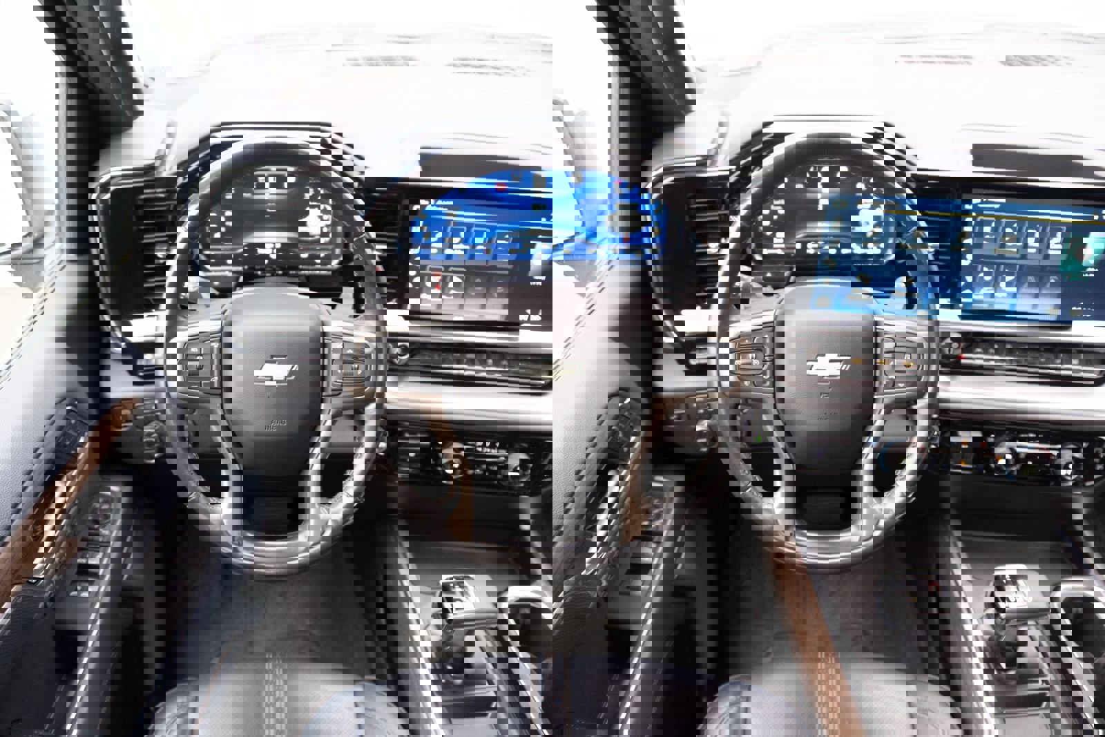 Used 2023 Chevrolet Silverado 1500 High Country w/ Technology Package image 2