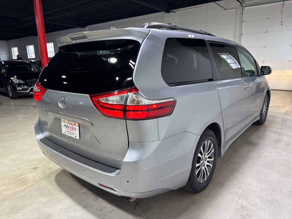 Used 2018 Toyota Sienna XLE Premium w/ Carpet Mat Package image 7