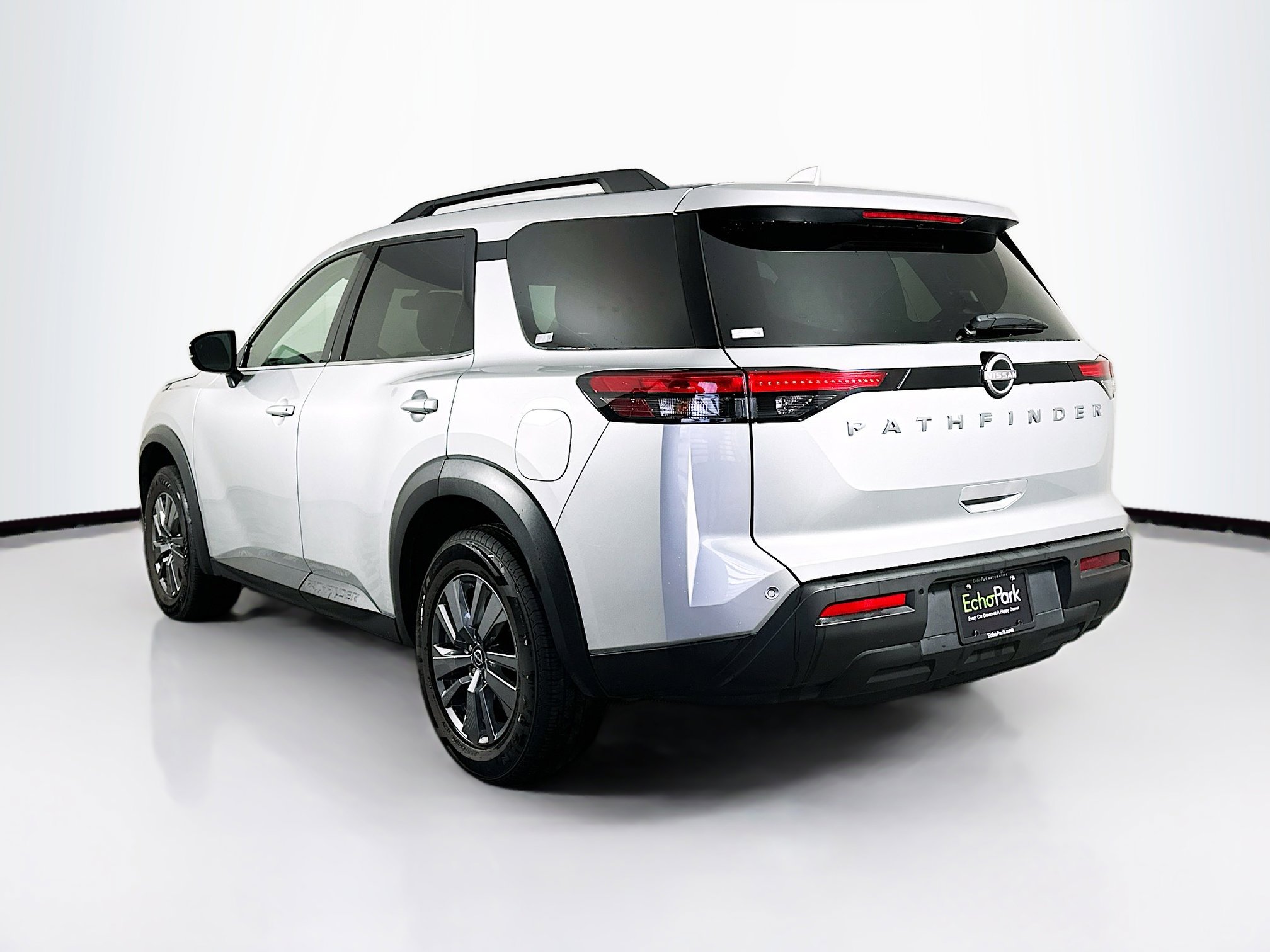 Used 2025 Nissan Pathfinder SV image 5