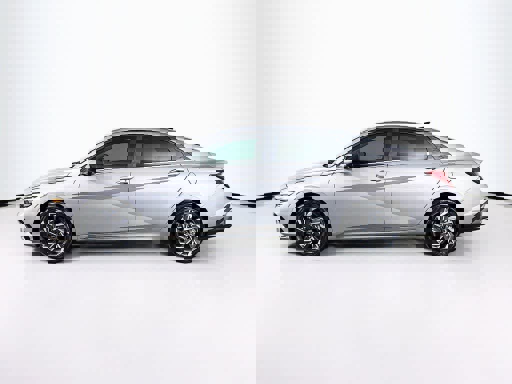 Used 2025 Hyundai Elantra SEL image 3
