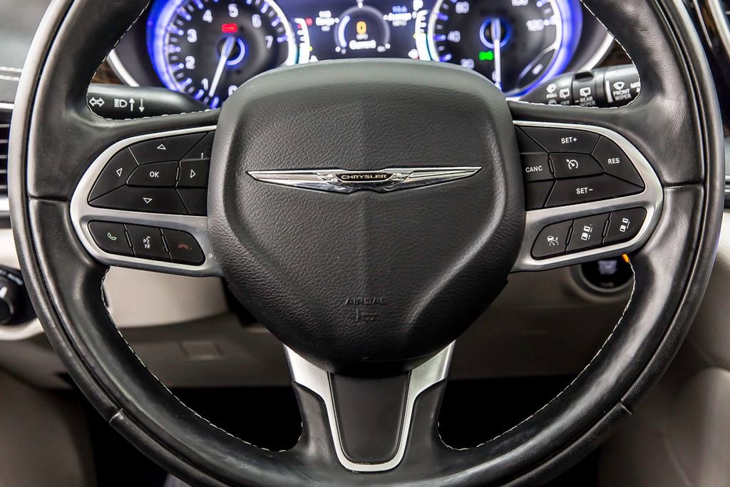 Used 2022 Chrysler Pacifica Limited w/ Uconnect Theater Family Group image 27