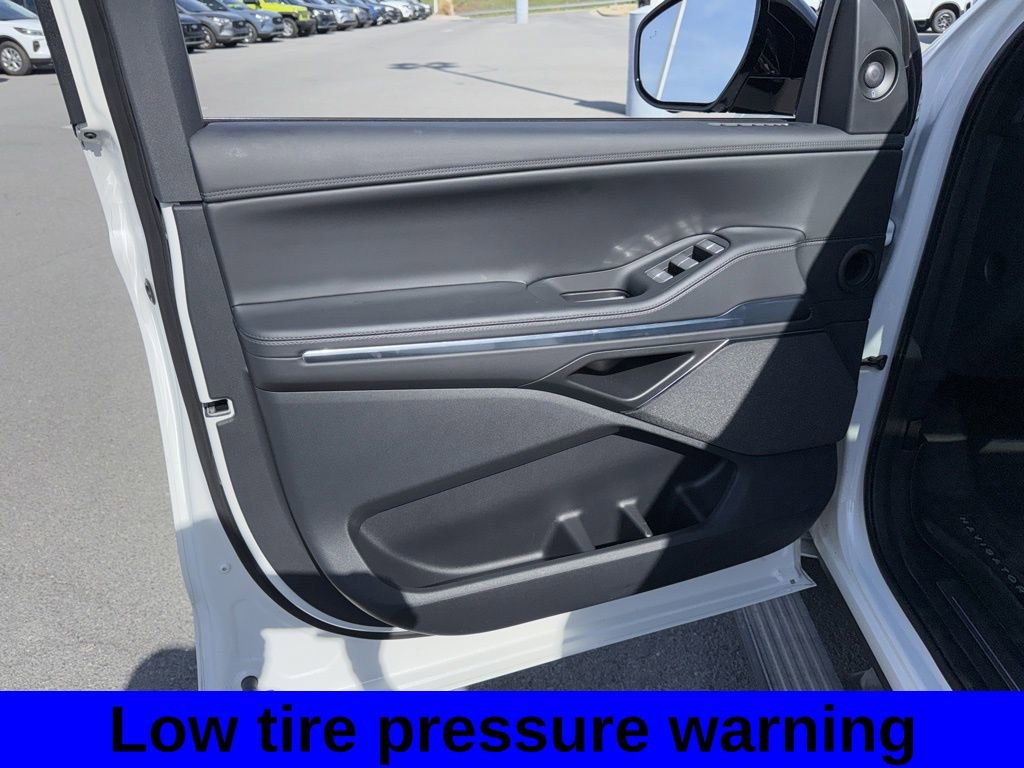 Used 2025 Lincoln Navigator Reserve w/ Jet Appearance Package image 14