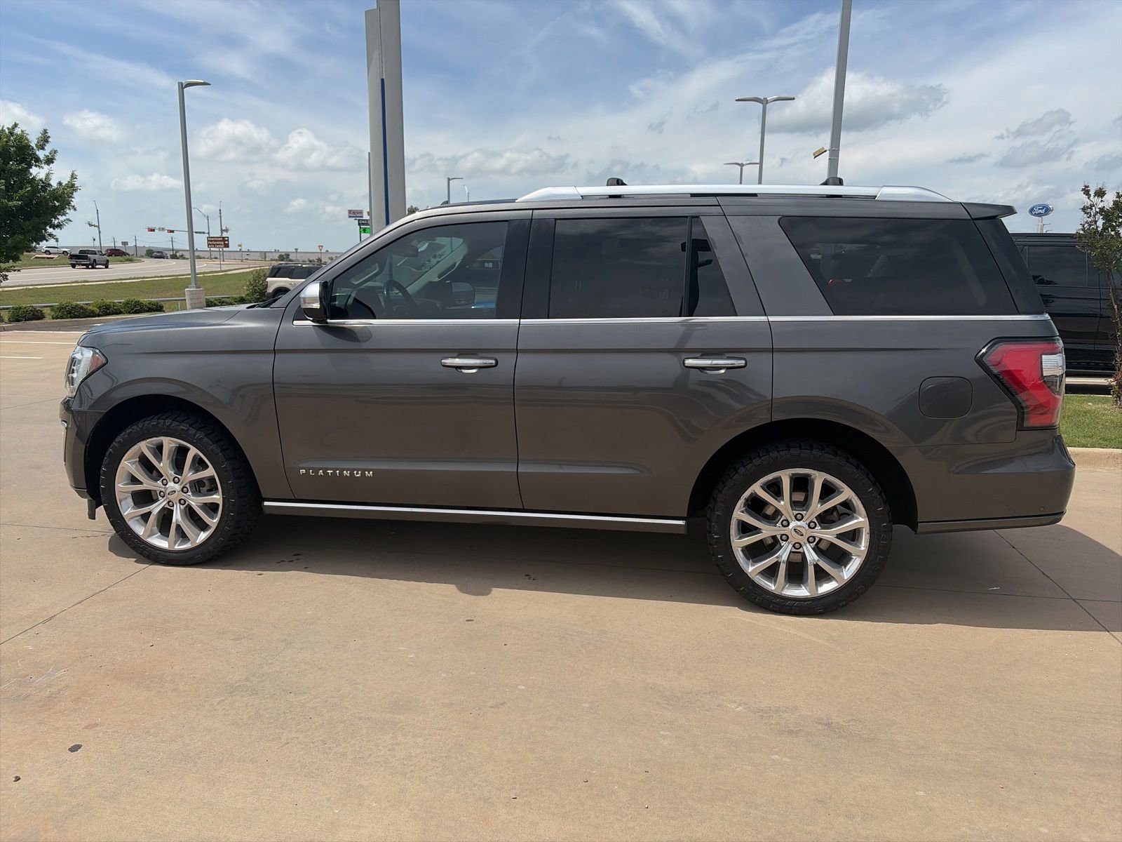 Used 2018 Ford Expedition Platinum AWD/4WD image 2