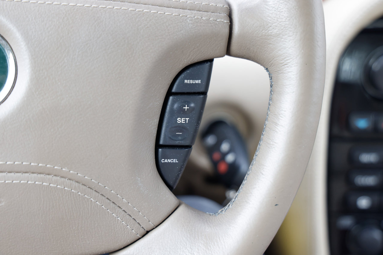 Used 2004 Jaguar XJ8 image 27