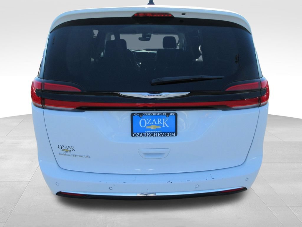 Used 2024 Chrysler Pacifica Touring-L FWD image 4