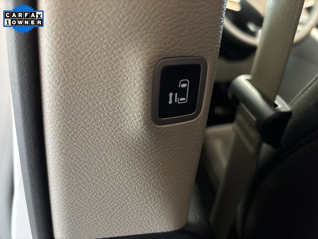 Used 2022 Chrysler Voyager LX image 27