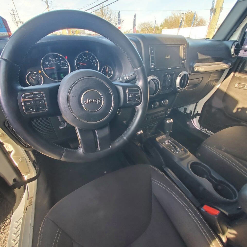 Used 2015 Jeep Wrangler Unlimited Sahara w/ Dual Top Group AWD/4WD image 10