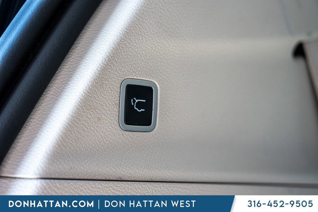 Used 2023 Chrysler Pacifica Touring-L image 34