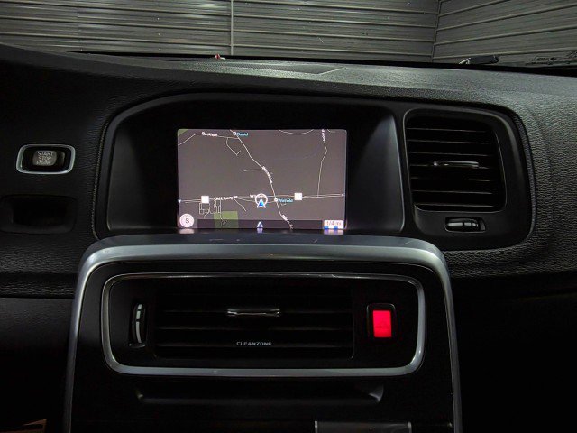 Used 2018 Volvo V60 T6 R-Design Platinum image 25