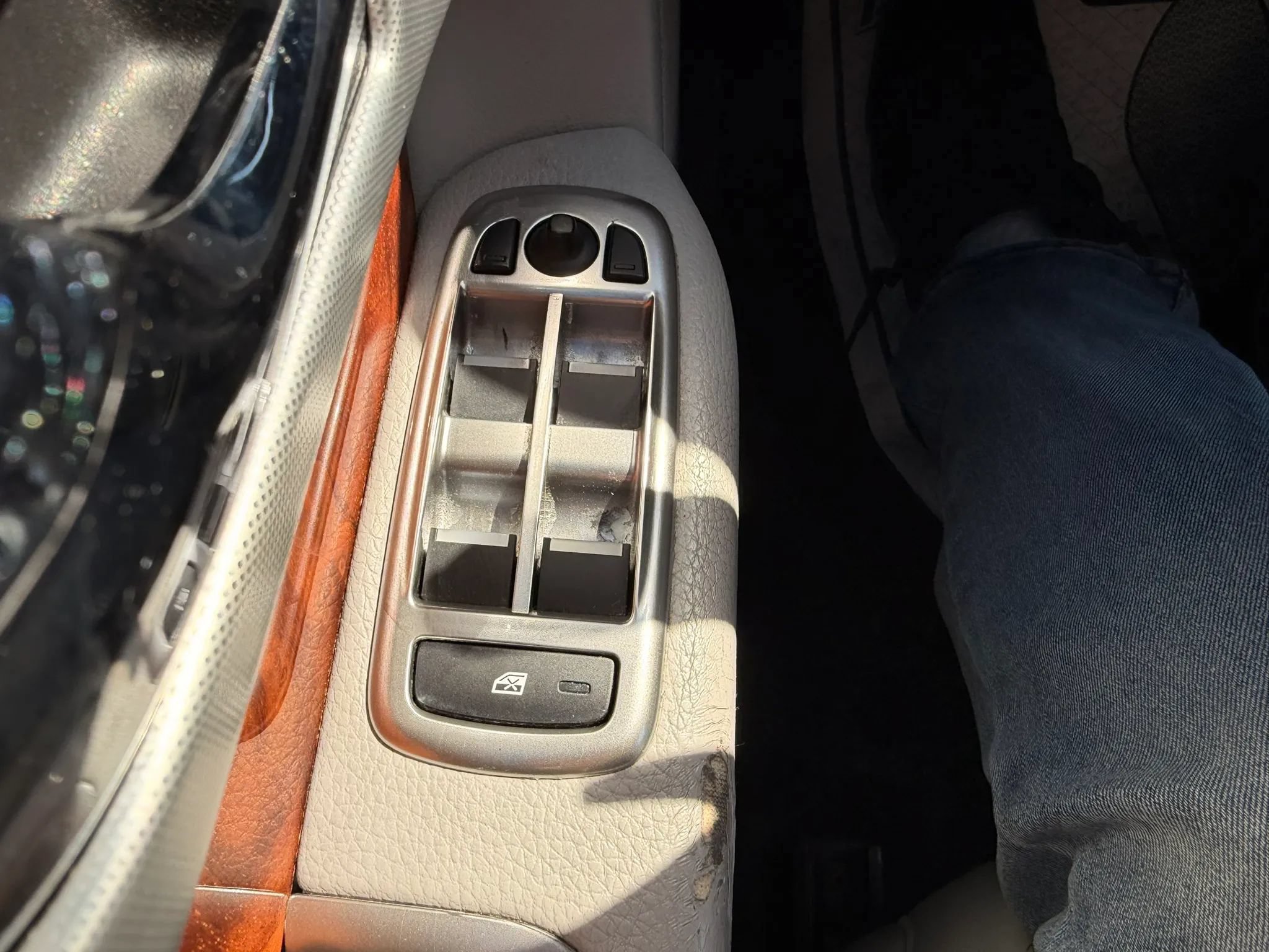 Used 2015 Jaguar XF Premium RWD image 14