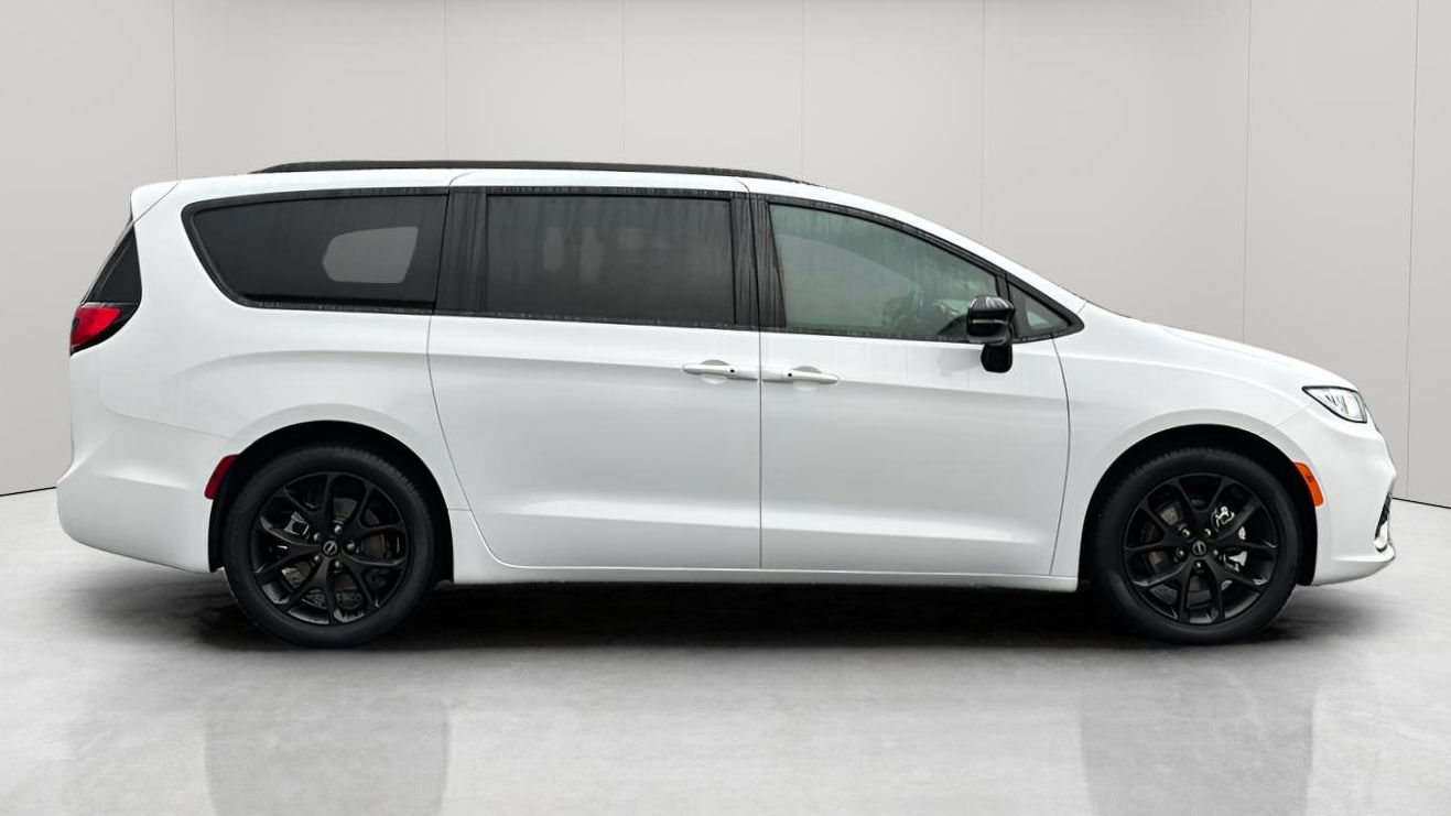 New 2026 Chrysler Pacifica Limited w/ S Appearance Package FWD image 3