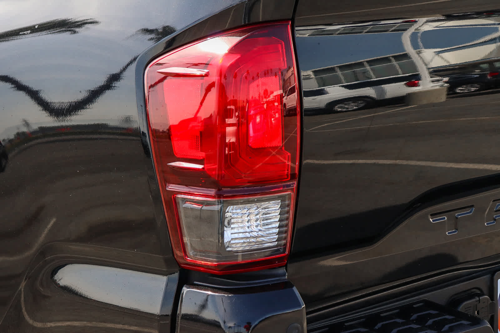 Used 2018 Toyota Tacoma TRD Sport w/ Technology Package image 9