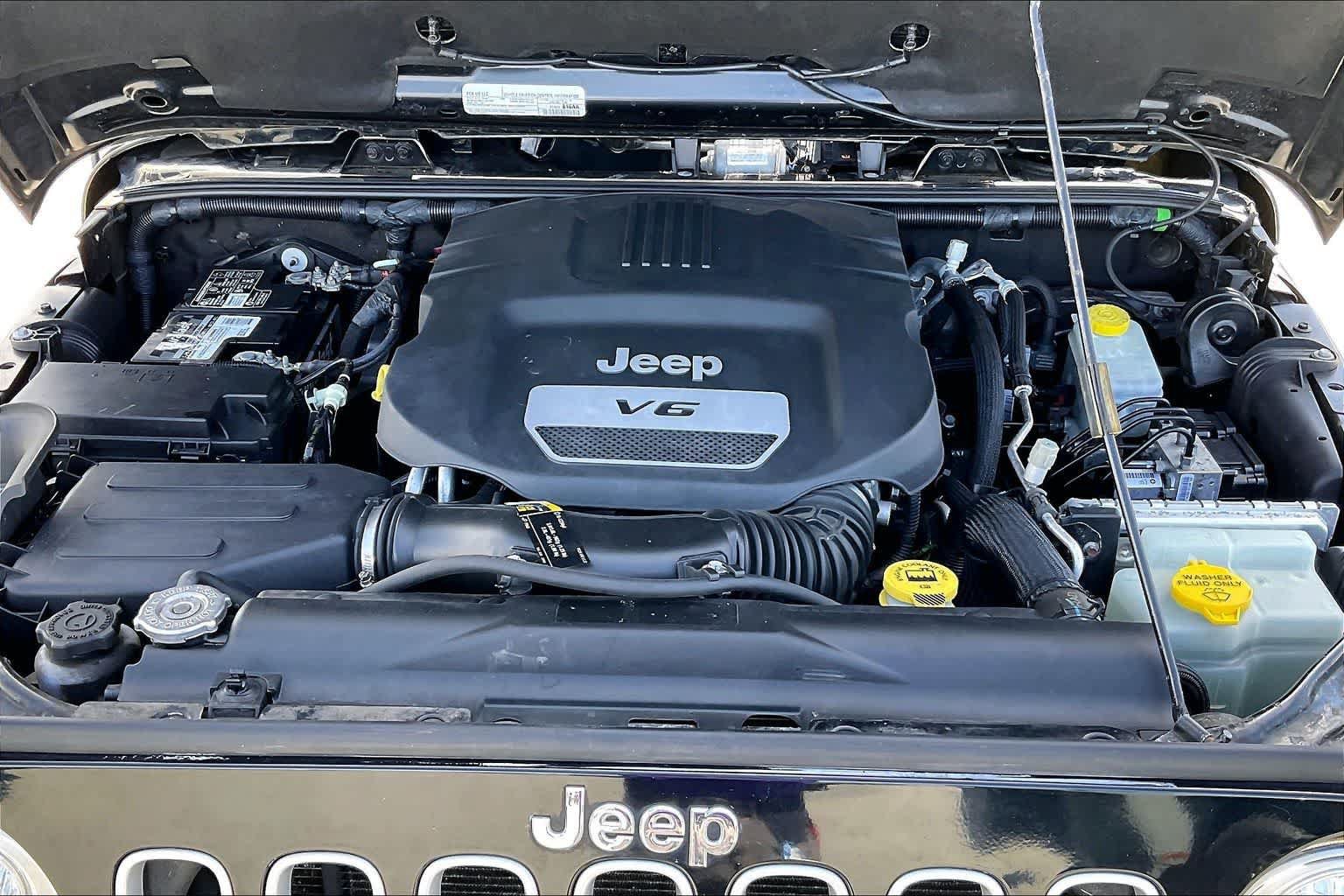 Used 2017 Jeep Wrangler Unlimited Sahara w/ Connectivity Group AWD/4WD image 9
