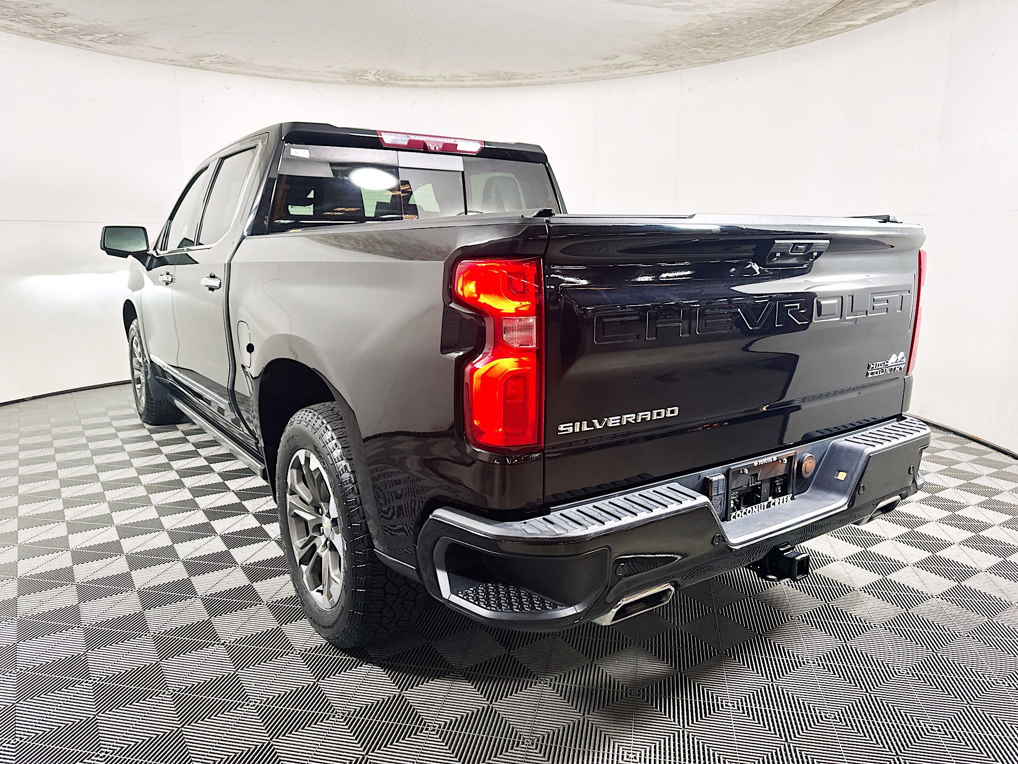 Used 2023 Chevrolet Silverado 1500 High Country w/ Technology Package AWD/4WD image 5