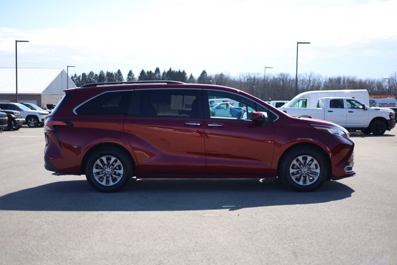 Used 2022 Toyota Sienna XLE image 2