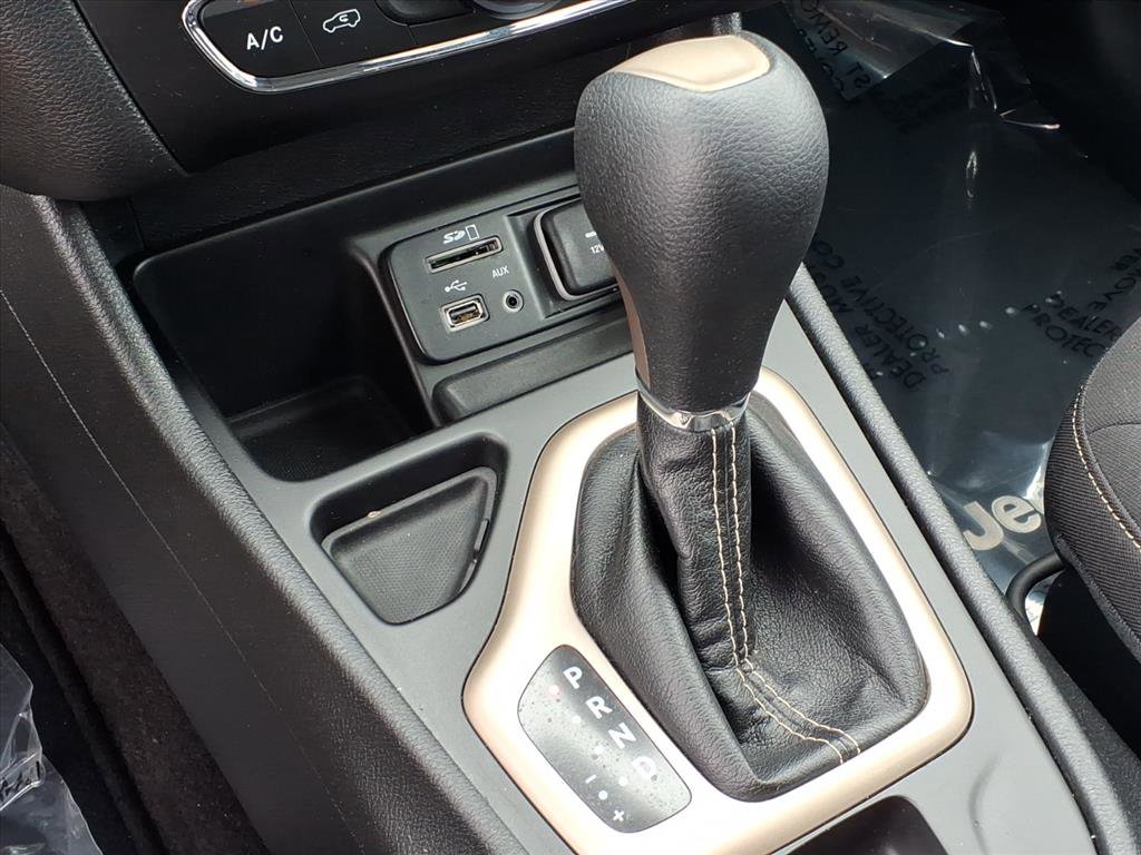 Used 2017 Jeep Cherokee Latitude FWD image 9