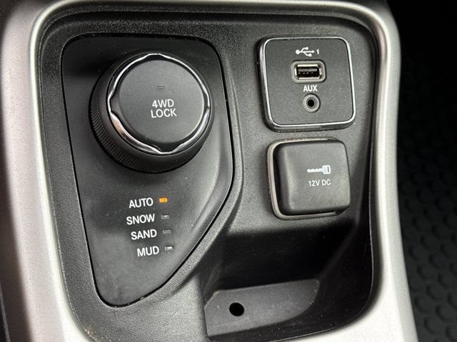 Used 2020 Jeep Compass Latitude w/ Cold Weather Group AWD/4WD image 32