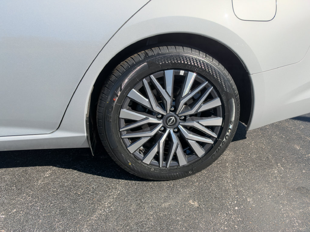 Used 2025 Nissan Altima 2.5 SV FWD image 9