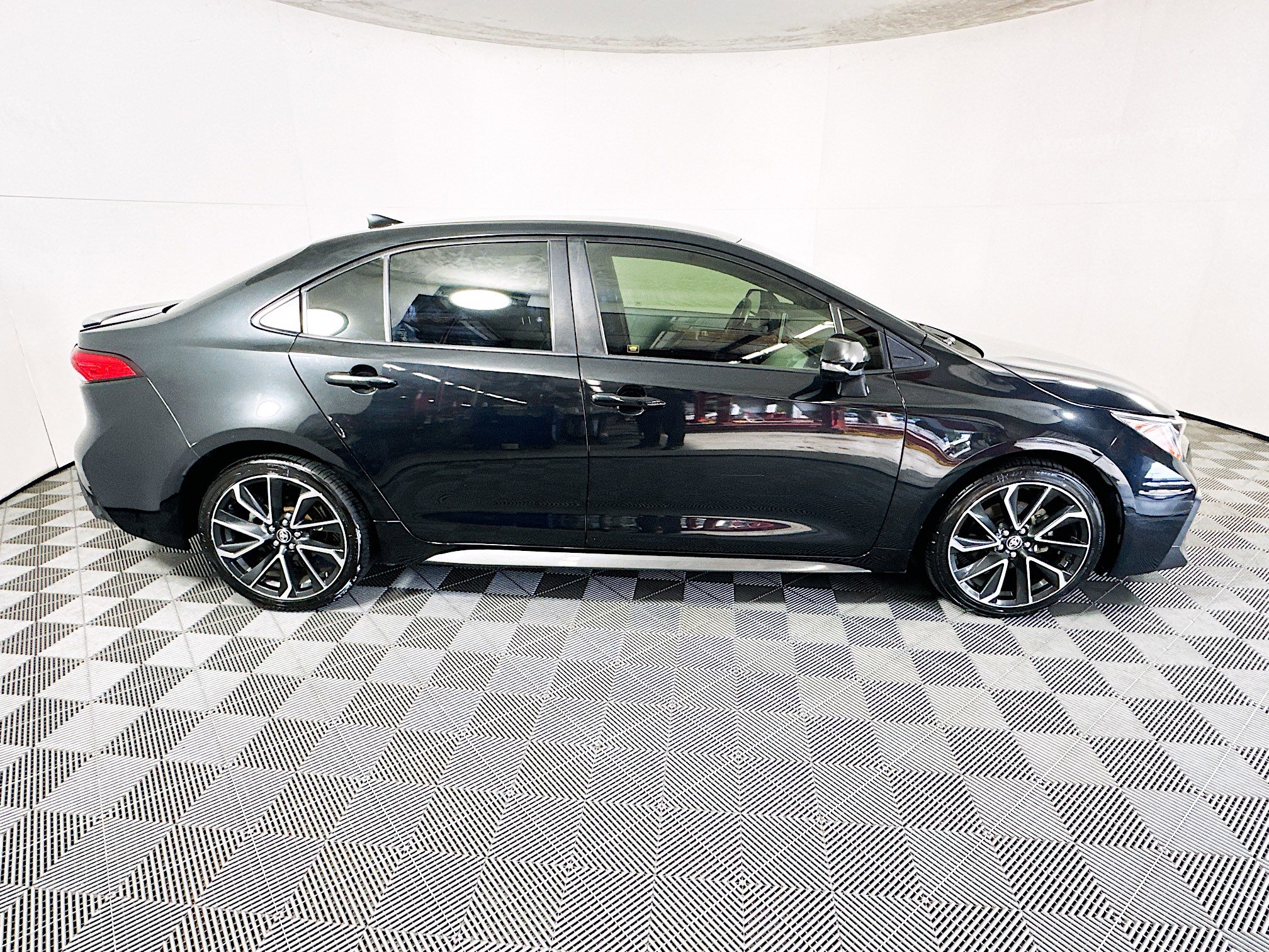 Used 2020 Toyota Corolla SE image 2
