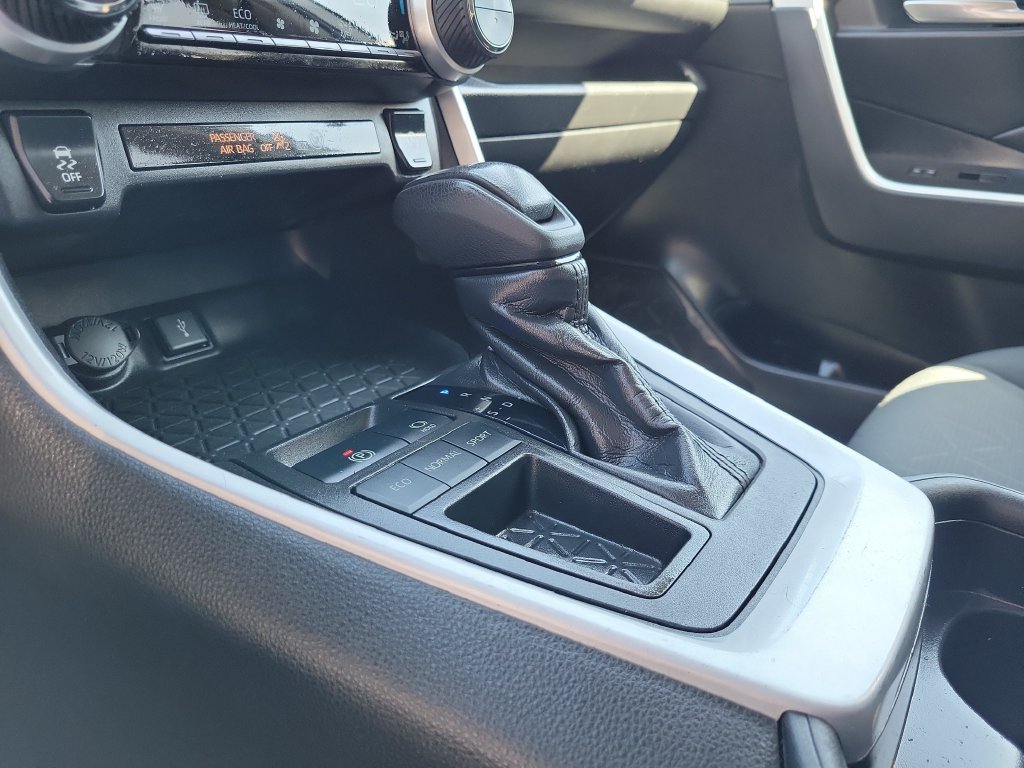 Used 2021 Toyota RAV4 XLE w/ Carpet Mat Package (TMS) FWD image 31