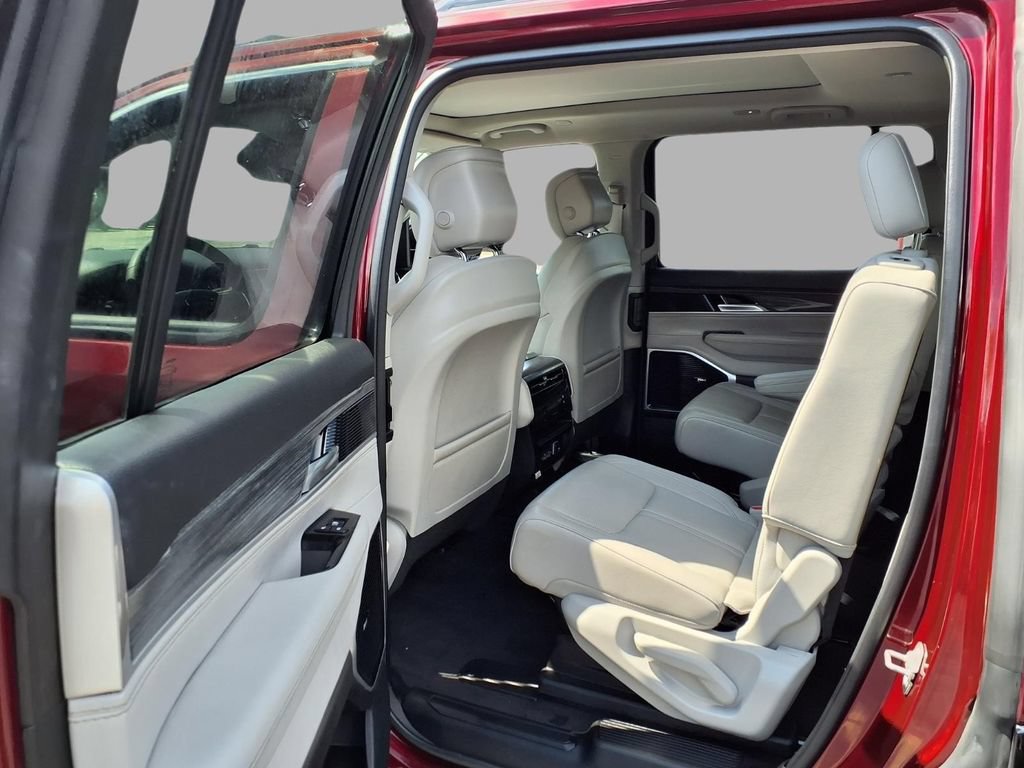 Certified 2024 Jeep Wagoneer Series III w/ Premium Group I AWD/4WD image 25