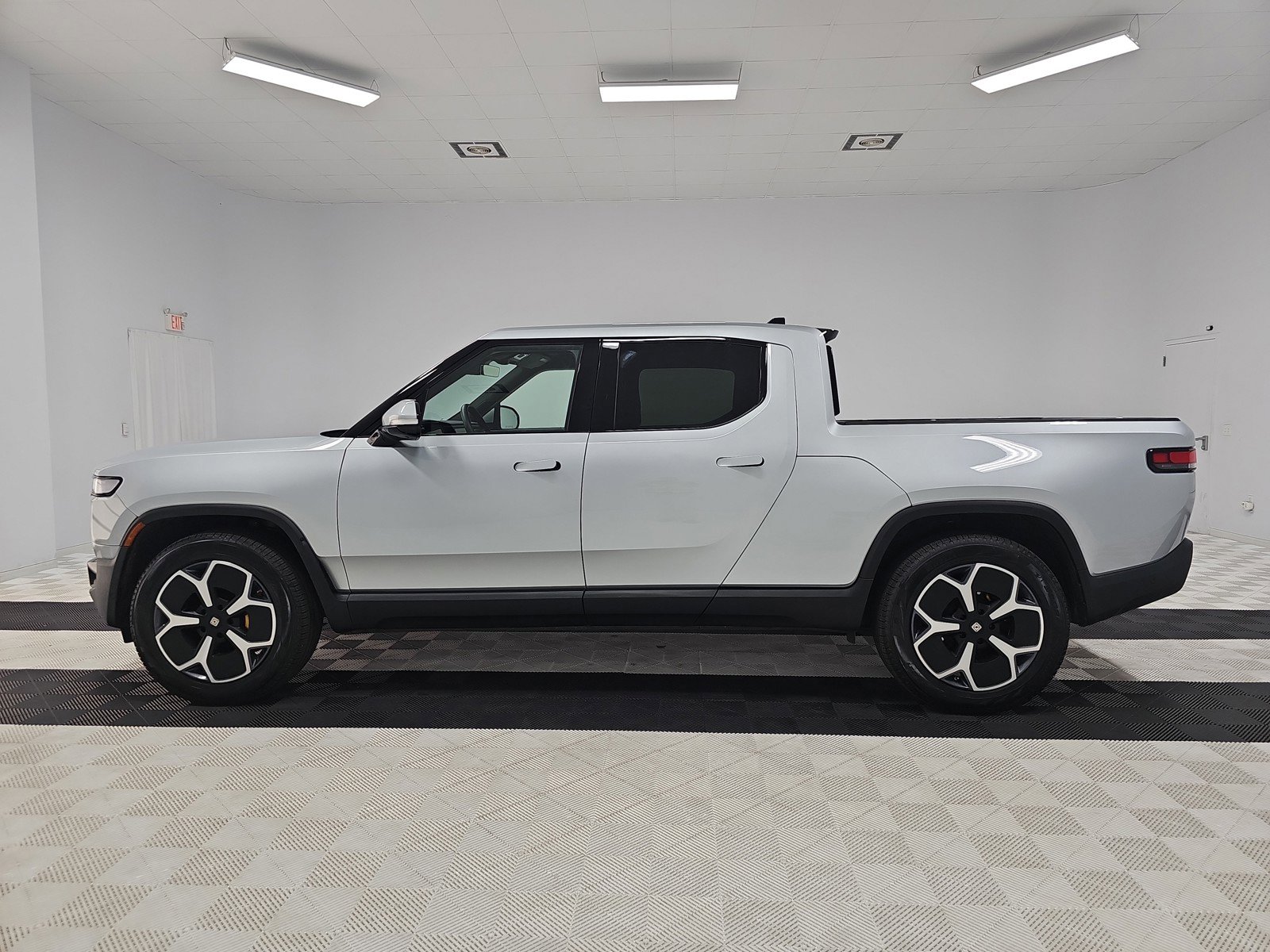 Used 2023 Rivian R1T Adventure image 2