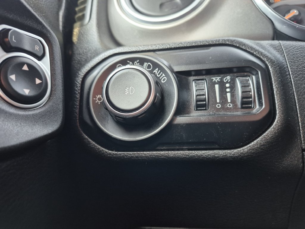 Used 2018 Jeep Wrangler Unlimited Sahara AWD/4WD image 25