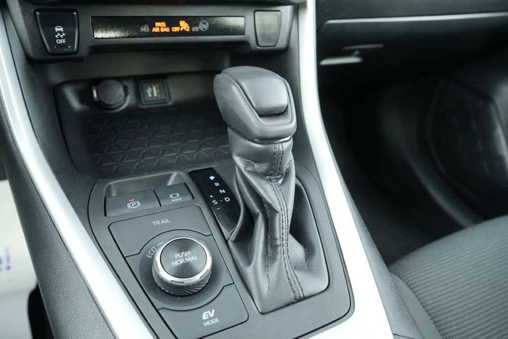 Used 2024 Toyota RAV4 LE image 31