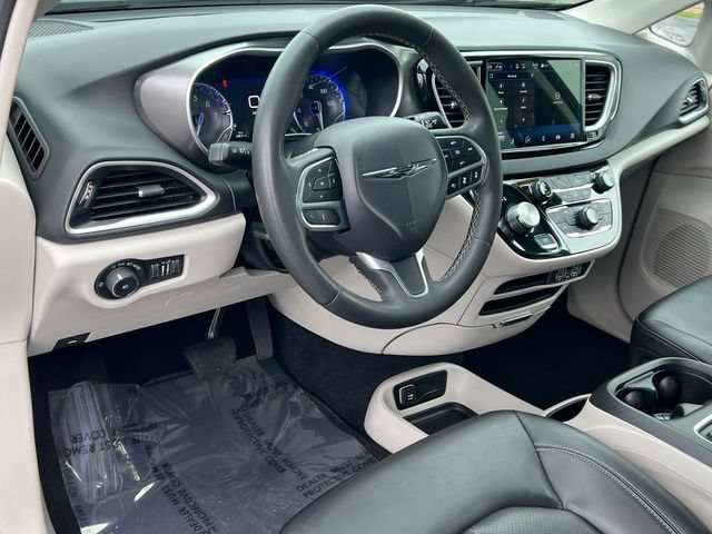 Used 2024 Chrysler Pacifica Touring-L FWD image 18