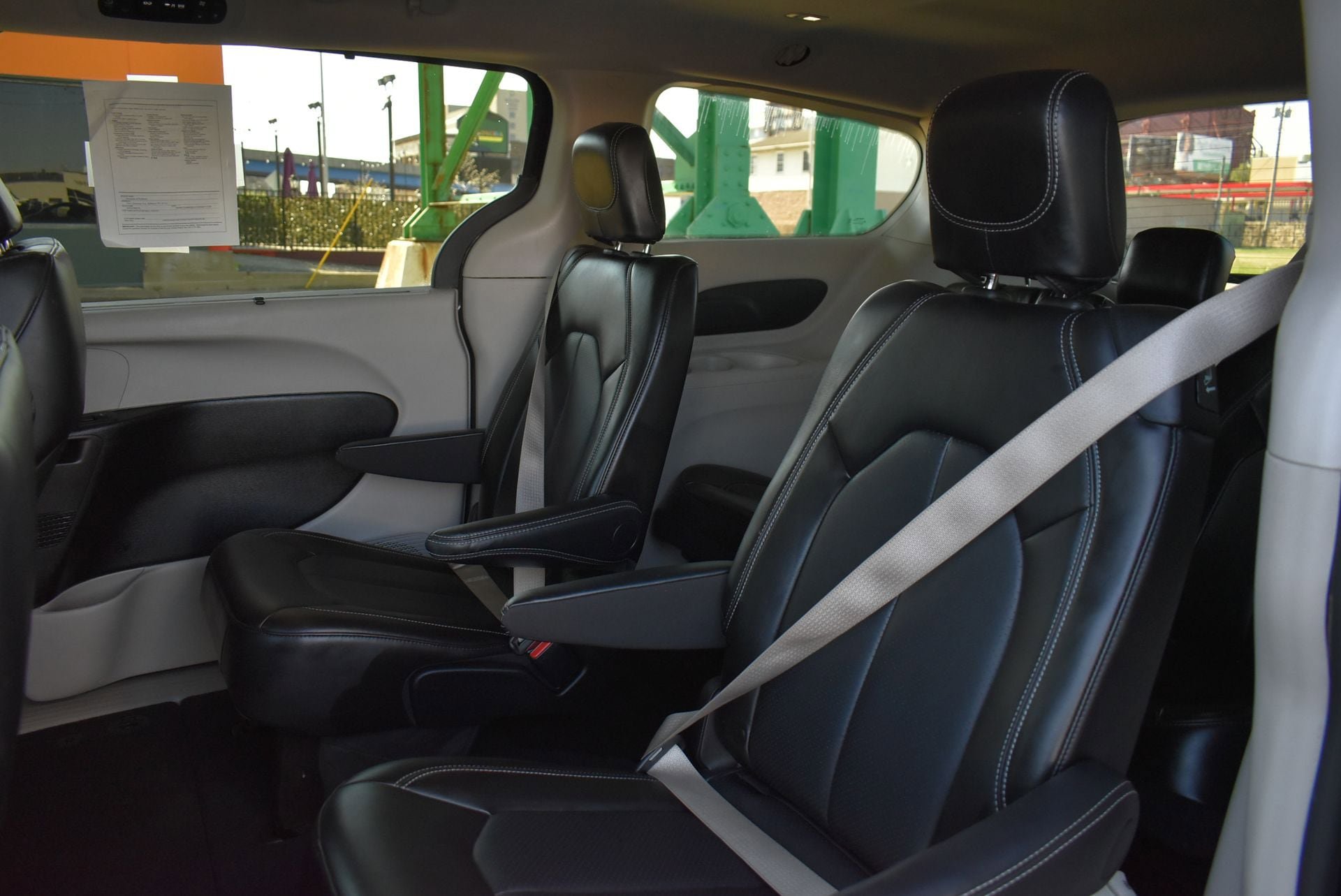Used 2024 Chrysler Pacifica Touring-L FWD image 16