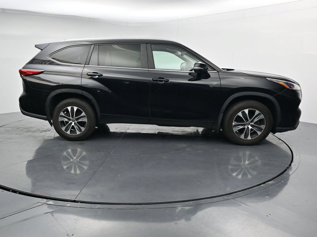 Used 2023 Toyota Highlander XLE AWD/4WD image 9