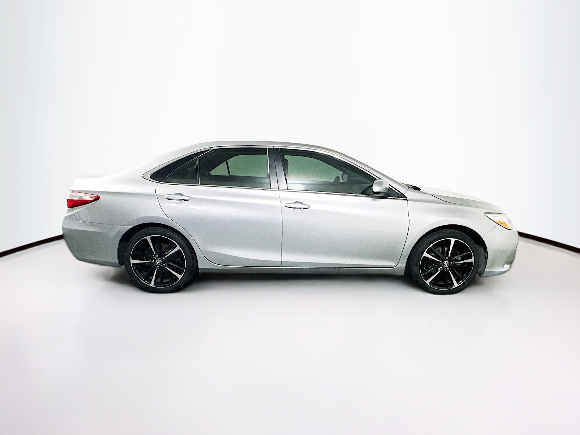Used 2015 Toyota Camry XLE w/ Moonroof Package FWD image 10