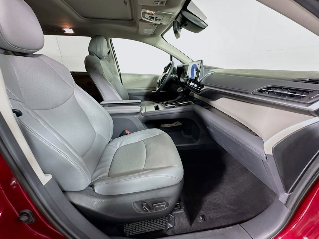 Used 2024 Toyota Sienna Limited image 36